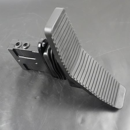 Foot Pedal Valve Pilot Valve PB30V00002F2 for Kobelco 50SR 27SR-5 30SR-5 27SR SK55SRX 35SR-5 50SR-5 30SR 35SR